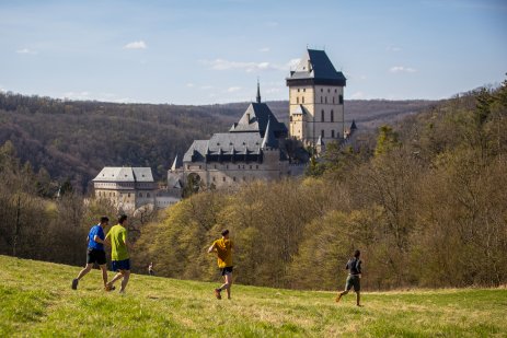 Běhej lesy slaví historický rekord!  Na Karlštejn dorazilo bezmála tři tisíce běžců