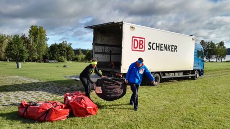 Přes 87 tun materiálu na 195 paletách. Přepravu pro běžecký seriál Běhej lesy opět zajišťuje DB Schenker